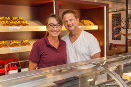 Portrait Bild von Sandra und Jürg Gadient im Cafe & Confiserie Gadients Gnuss Puur in Arosa mit Onlineshop